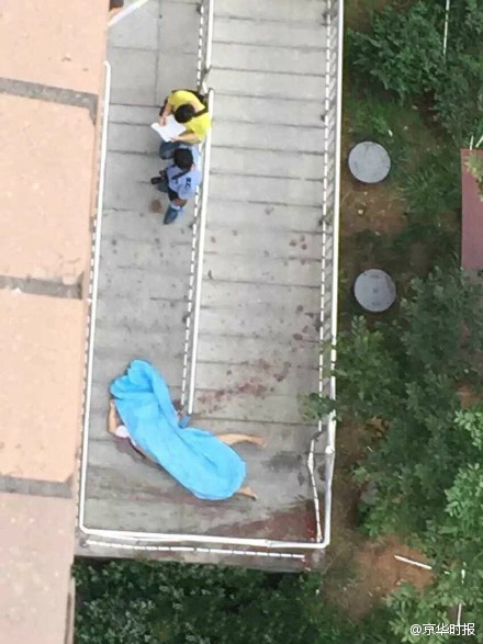 濟南發改委一官員墜樓身亡 記者采訪被圍毆(圖