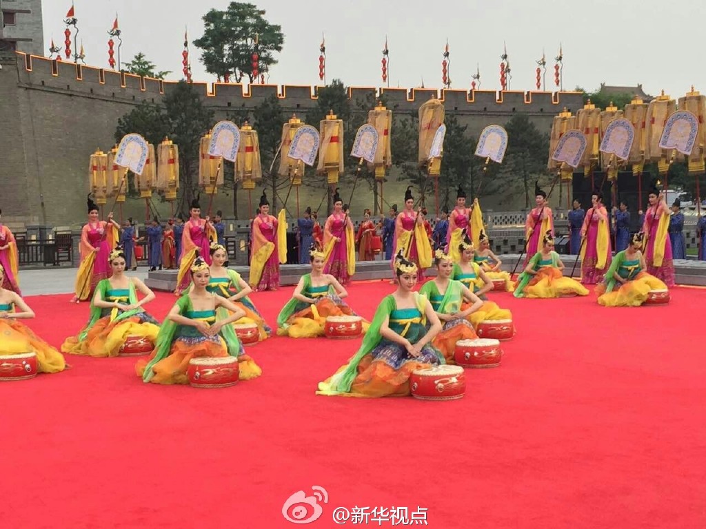 西安仿古式迎莫迪:仿古武士和宮女列隊迎接(組
