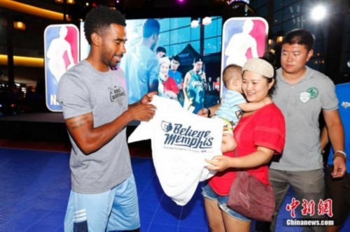 “NBA籃球國度”北京站活動 康利與球迷親切互動