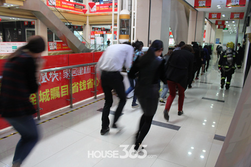 消防演習(xí)中 消防員正指引員工撤離 消防演習(xí)中 消防員正指引員工撤離