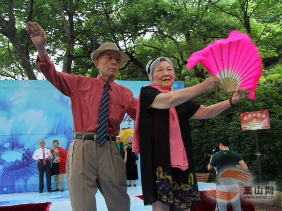 驚艷!瀟湘摩登老人走T臺 金暉風采“靚”出來