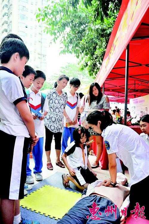 科普志愿者 (醫務專業人員)指導市民、青少年學習應急救護。