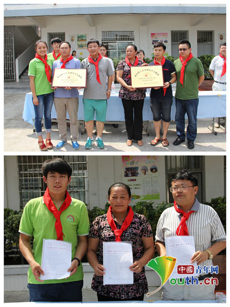 武漢理工大學研究生支教團代表與 愛心人士為三都縣特校“陽光第二課堂”和“陽光康復書屋”授牌。