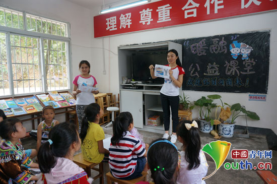 鄭州大學研究生支教團廣西服務(wù)隊隊員在融水縣貝林小學開設(shè)公益課幫學生了解河南。