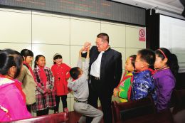 11月14日，在太原市杏花嶺外國語小學，心理咨詢師為孩子們上了一堂生動的心理健康教育課。為了培養孩子們良好的學習習慣和自主學習能力，該校專門設置了心理健康課堂，解決孩子們的困惑。