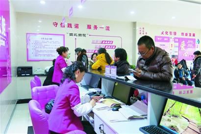 昨日,記者來到一家家政服務社,三臺預訂電話一上午鈴聲不斷,訂單最晚已經(jīng)排到了臘月二十九。