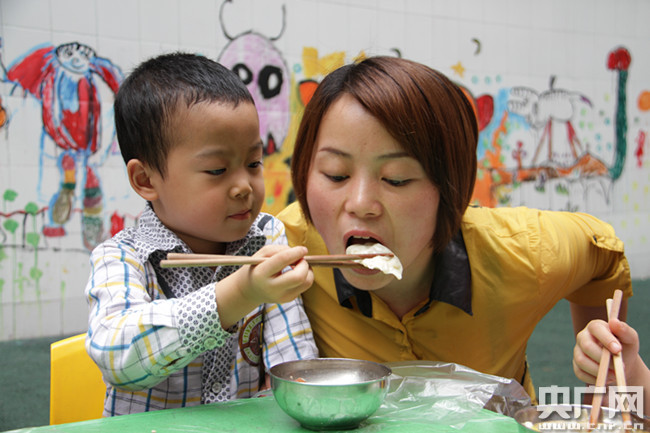 四川高縣:別樣兒童節 幼兒展廚藝