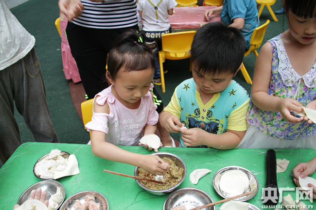 四川高縣:別樣兒童節 幼兒展廚藝