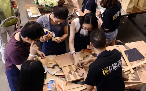 極有家把家居展搬到了何以琛的辦公室里