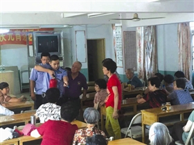 石獅湖濱街道仙跡社區老人學消防知識