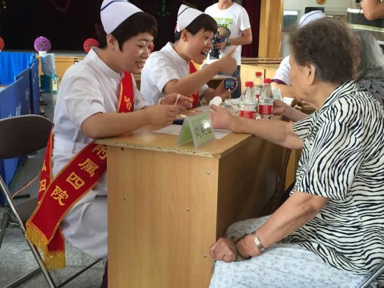 哈醫大四院護理專家團隊開展“走進福利院·關愛老年人健康”大型義診活動