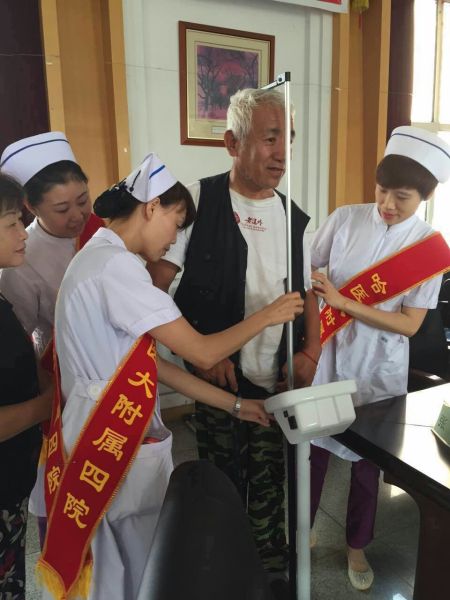 哈醫大四院護理專家團隊開展“走進福利院·關愛老年人健康”大型義診活動