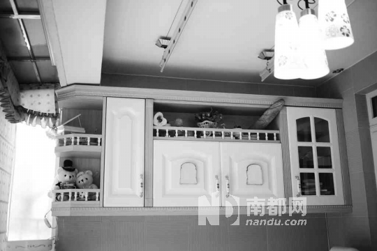 鐘沁怡自己設(shè)計改裝完成的陽臺烹飪工作間。