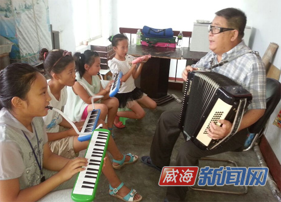 失明老人義務(wù)辦音樂課堂 已免費(fèi)教授學(xué)生十幾人