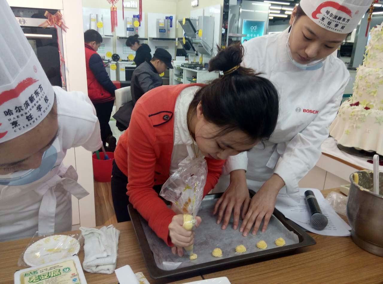 哈爾濱新東方烹飪學校 師生現場烹飪美食課堂
