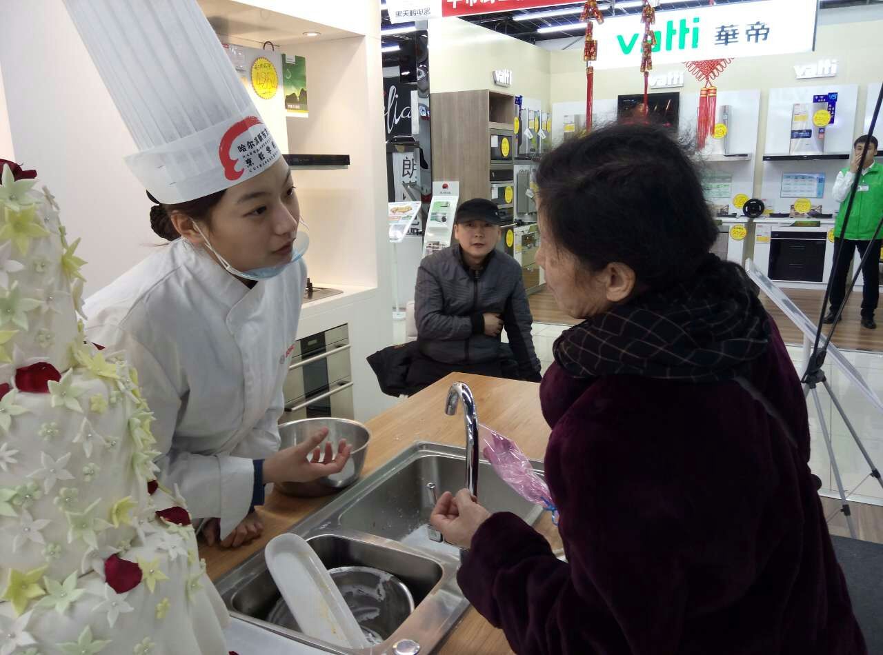 哈爾濱新東方烹飪學校 師生現場烹飪美食課堂