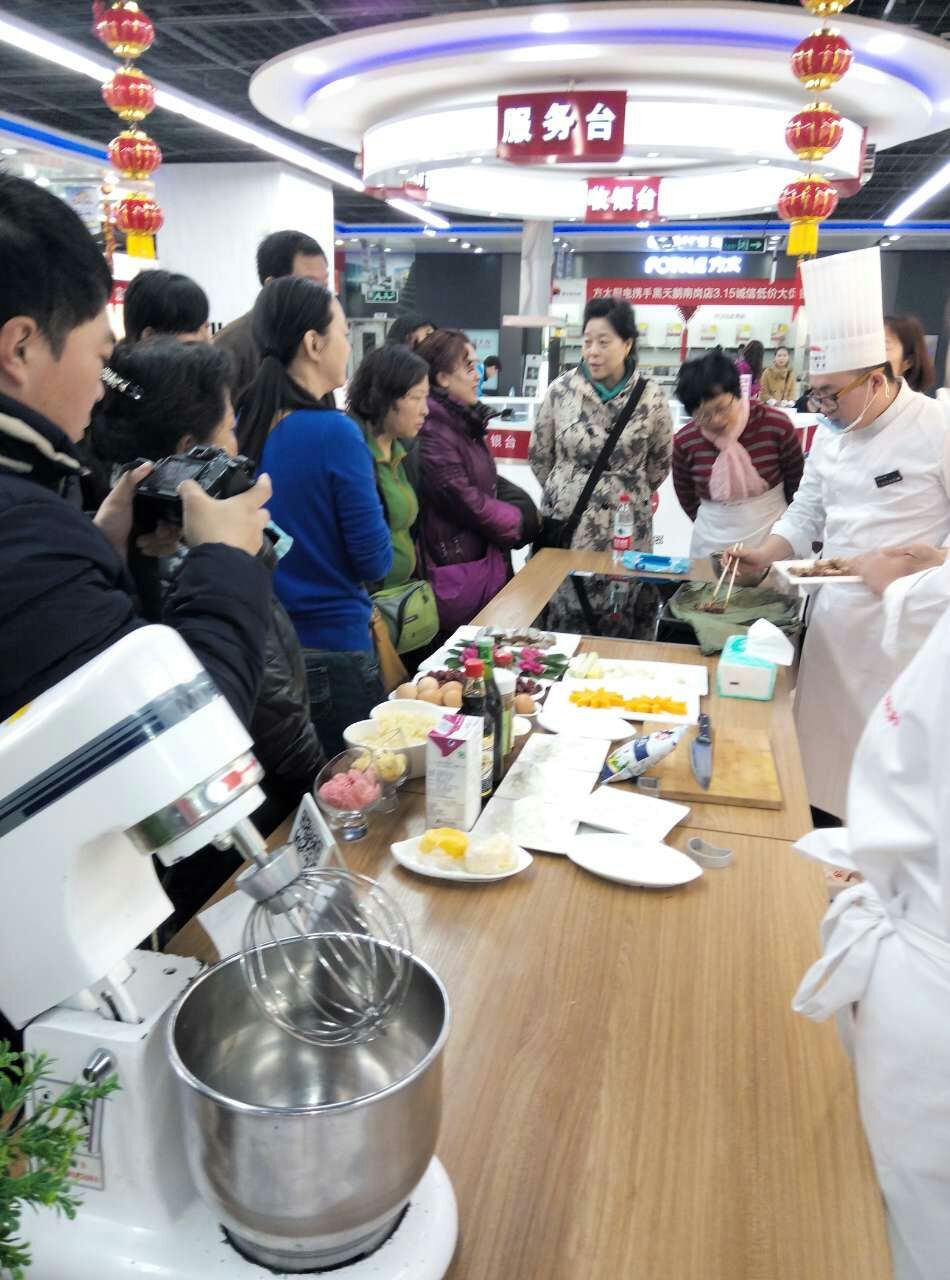 哈爾濱新東方烹飪學校 師生現場烹飪美食課堂