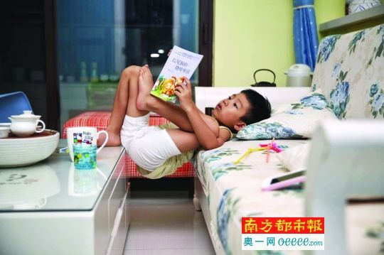 很多小孩都會在暑假用看書來打發時間。