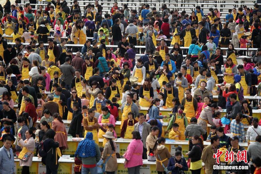 河南18地17000人同時包餃子 創(chuàng)"世界最大烹飪課"吉