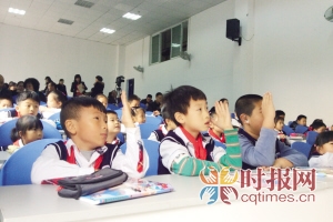 學生們在課堂上積極舉手發(fā)言