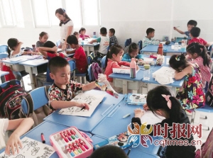 在課程輔助活動中學生們選擇美術(shù)課