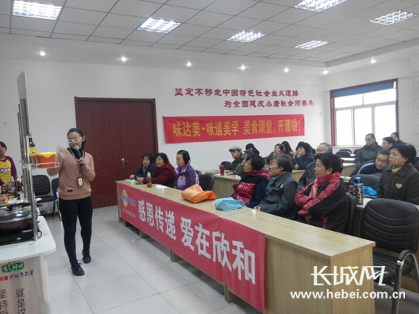 工作站人員講解烹飪課。詹曉月 攝