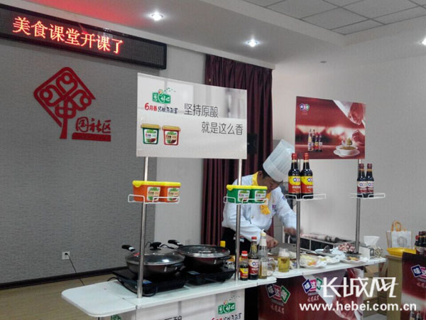 廚師長現(xiàn)場示范。詹曉月 攝