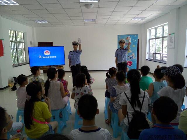 渝中警方走進浮圖關社區 教授托管兒童安全游泳課程