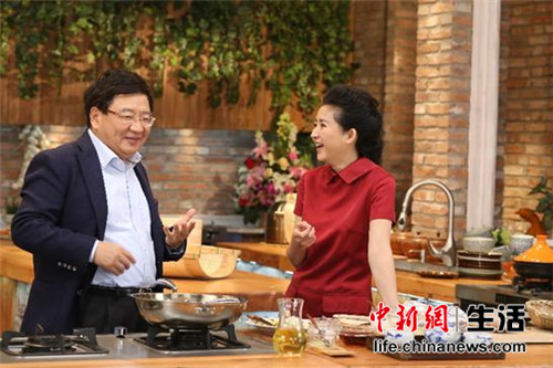 《回家吃飯》:創(chuàng)業(yè)天才徐小平進(jìn)廚房展廚藝