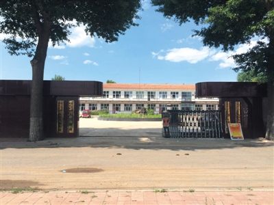 8月9日,文匯中學大門口已掛上鄉政府四套班子的銘牌,白色建筑為文匯報捐資重建的主教學樓。新京報記者 林斐然 攝 8月9日,文匯中學大門口已掛上鄉政府四套班子的銘牌,白色建筑為文匯報捐資重建的主教學樓。新京報記者 林斐然 攝
