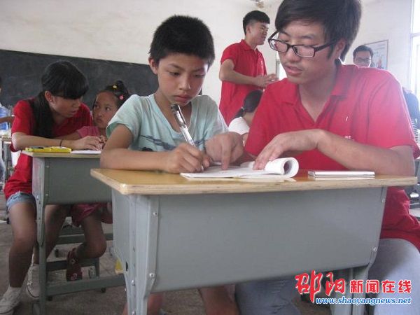 邵陽學院學子幫扶留守兒童 開啟一對一輔導新課