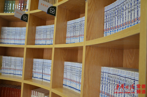 書架上陳列的各類書籍_副本.JPG