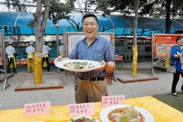 陳健開心地展示參賽菜品圖片由太原老年大學(xué)提供