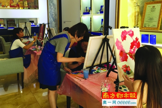 所謂學畫油畫,更多是在玩畫畫。 周末怎么過?周六畫油畫,周日做蛋糕……