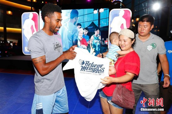 “NBA籃球國度”北京站活動康利與球迷親切互動