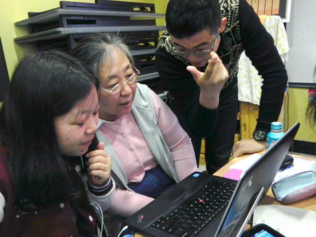 社區(qū)課堂教老年人電腦知識