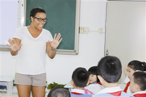 沒講臺、課桌不規(guī)則、學生會烹飪會剪紙
