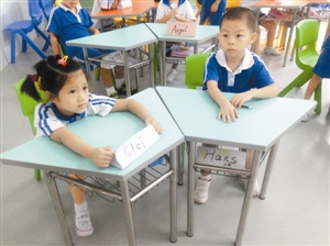 沒講臺、課桌不規(guī)則、學生會烹飪會剪紙