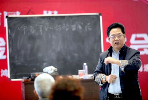 老師在課堂上講解中老年如何學習書法的經驗技巧。
