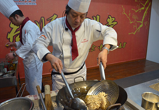 上海新東方烹飪學(xué)校：國宴大師來校授課 美味菜肴香滿園