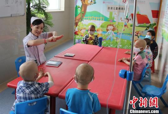 鄭州:白血病孩子“病房課堂”里過“兒童節(jié)”(圖)