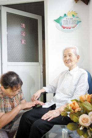 服務(wù)人員為老人按摩資料圖片