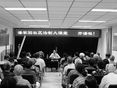 朝陽法院南磨房法庭胡莉芬法官日前應(yīng)邀來到潘家園街道，為居民舉辦了一場關(guān)于繼承的普法講座，并與參加講座的社區(qū)居民進(jìn)行互動，回答了大家關(guān)心的問題。生動、易懂的講座吸引了近百名社區(qū)群眾參加。