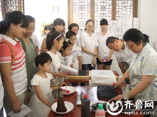 東昌府區(qū)年畫(huà)社社長(zhǎng)徐秀貞展示年畫(huà)制作過(guò)程