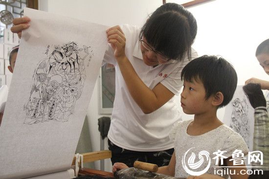 山東師范大學(xué)學(xué)習(xí)宣講團(tuán)成員給同學(xué)們展示年畫(huà)