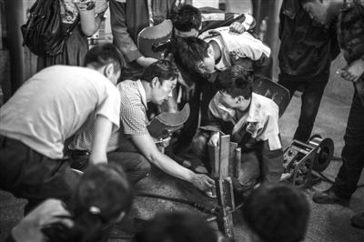 焊接班課上，從江蘇南通前來招工的公司人員與學生交流。藍翔一個焊接班的學員不到50人，企業的招工人員表示，合格的電焊工“有多少要多少”。