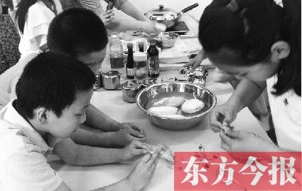 美食課堂上,小學生正專注地剝蒜