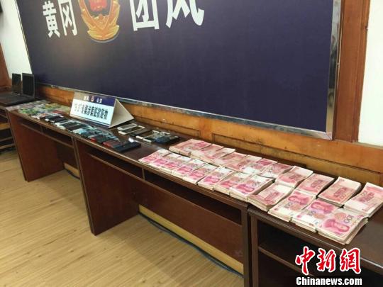 民警繳獲的作案工具和贓款 童曉玲 攝