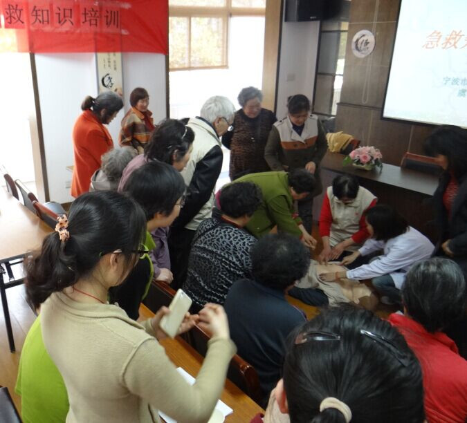 海曙區白云莊社區舉辦紅十字志愿者救護知識培