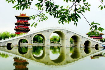 您還在為孩子到處找補(bǔ)課班嗎?您還在絞盡腦汁地挖掘孩子畫畫或是鋼琴的興趣嗎?暑期已過一半,走出去吧!和您的孩子一起在大自然中、在歷史文化中,獲取不一樣的知識,收獲特別的喜悅。